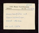 Etikett zu Knochenflöte mit Kauri-schnüren (NHMW-ZOO-MO-0081100-ETH-131)